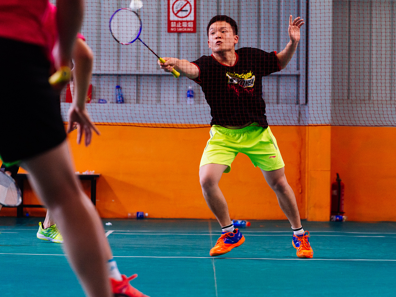 而这些她正 而这些她正